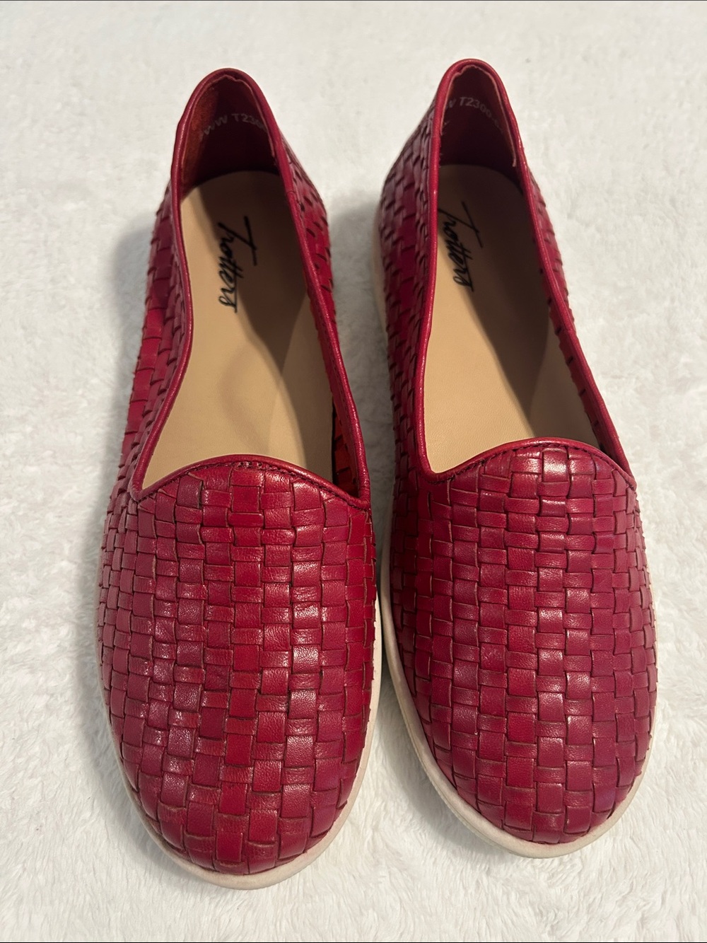 Trotters Adelina T2300-642 Womens Red Leather Slip On Loafer Flats Shoes. SZ 7WW